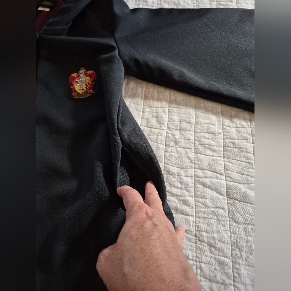 Gryffindor Youth Wizard Robe - Picture 9 of 11